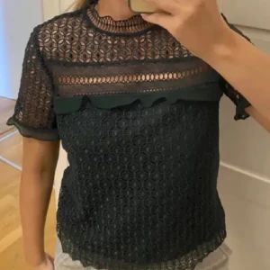 Topp från zara! - Jättefin topp från Zara, perfekt till fest eller middag! Köpt på plick men i jättefint skick! Storlek M men passar mig som vanligtvis är XS⭐️ (bild från förra säljaren)