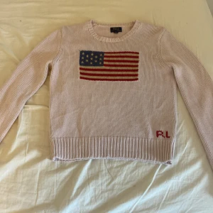 Ralph lauren flag sweater, rosa - Rosa Ralph lauren flag sweater, som är nyligen köpt på plick. Tyvär passar tröjan inte mig men är i väldigt bra skick. Skulle säga att tröjan passar xs-m fast med olika passform. Skriv för bilder eller mått. Pris kan diskuteras. Köpare står för frakt