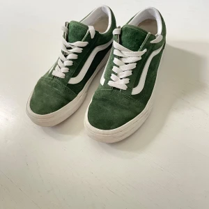 Vans mocka  - Säljer mina Vans i grön mocka stl 36 i fint skick. Tyvärr något för små för mig då jag lutar mer åt storlek 37. Orginalkartong medföljer. 💚