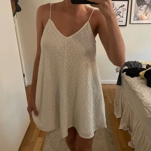 VIT KORTKLÄNNING - Vit kortklänning! Jag är 180cm lång:)