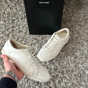 Saint Laurent sneakers - Säljer dessa brutalt fräscha saint Laurent sneakers i riktigt fint skick! Storlek 39 men passar mer 40/41. Box och extra laces ingår!Tveka inte på att höra av er vid minsta lilla fråga/fundering!👌