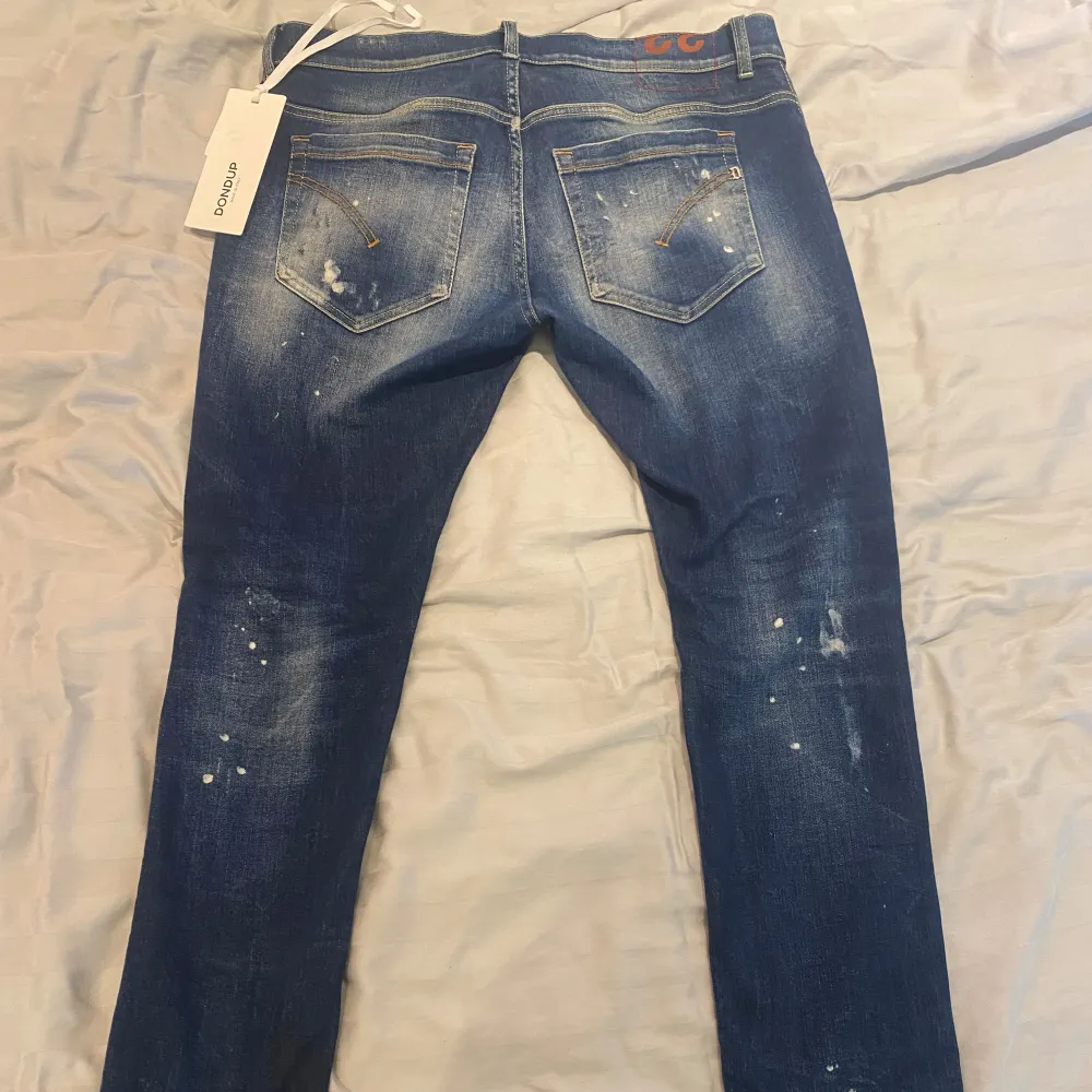 Tja, säljer nu ett par riktigt snygga dondup jeans i modellen George slim fit. Skicket på byxorna är 9.5/10, inga defekter. Nypris runt 3800, mitt pris är 1399 men kan diskuteras vid intresse. Hör av dig vid frågor o funderingar!. Jeans & Byxor.