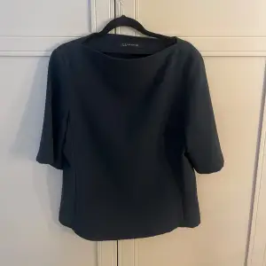 Säljer denna tröja då den inte kommer till användning💕💕💕den är mörk grön men syns inte på bilden, kan skicka bild privat om de önskas🫶🏻trekvartslånga ärmar 