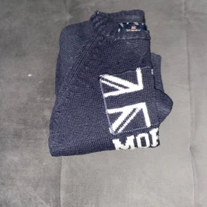 Morris tröja - Säljer nu denna feta Morris tröja!! Storleken är S och är väldigt skön. Skick 9/10 skriv vid minsta fundering !! Eller pris   