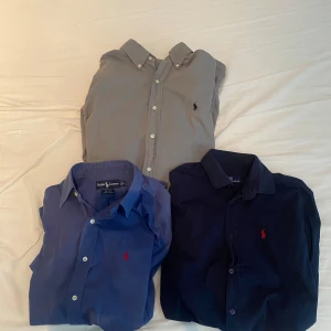 Ralph lauren skjortor  - Säljer 3 Ralph Lauren skjortor alla är i bra skick och inga skador eller fläckar och alla är i storlek Medium du kan få alla 3 för 1000 Och 1 för 350 och 2 för 650