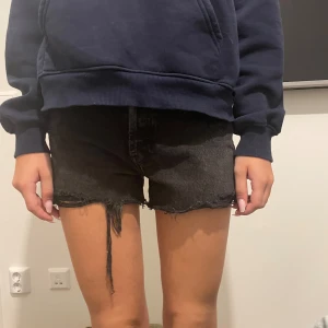 Svarta jeans short  - Jätte fina svarta shorts som passar perfekt till sommaren