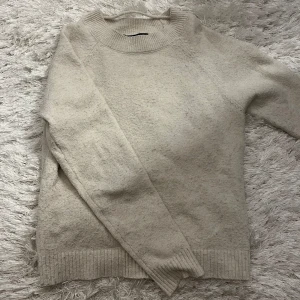 Stickad tröja  - Stickad tröja från veromoda som är i storlek Xs, den passar S också💓