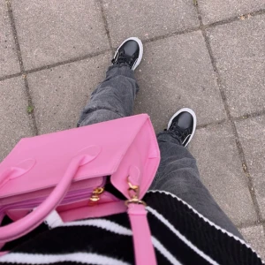 Rosa handväska  - Säljer min rosa handväska 🩷jättefint skick och supersöt till att bygga upp en outfit 