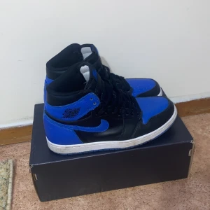 Jordan 1 - Jordan 1 royalty blue och black, har bara använt skorna max 5gånger. Storlek 42