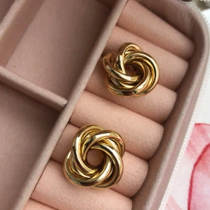 Örhängen  - Guldpläterade oanvända örhängen, enkel design som passar alla tillfällen. 