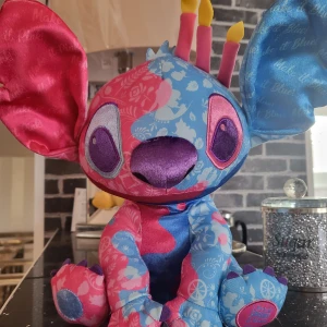 Stitch Chrashes Sleeping Beauty plush - Säljer då jag har dubbletter. :) Limited edition!