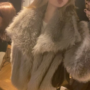 Fuskpäls jacka  - Super snygg, använd runt 2 gånger men är precis som ny och har inga defekter  Om du har frågor eller vill ha fler bilder kom till dm 💓