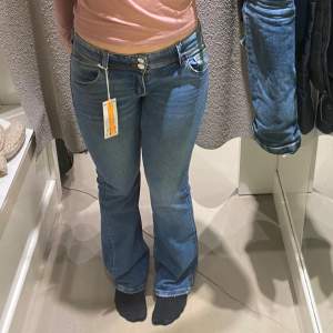 Lågmidjade jeans ifrån Gina Tricot i storlek 164! Använd några gånger!☺️ 