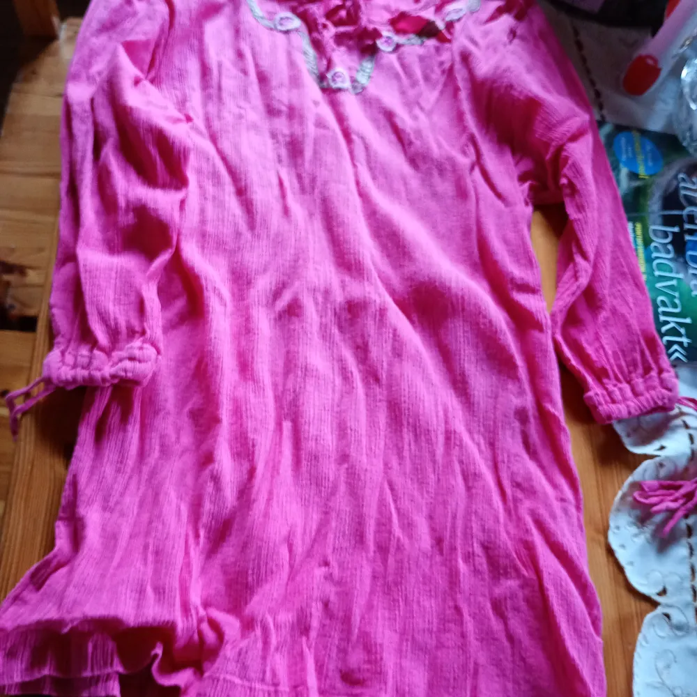 Rosa blus med snörning och broderier fram samt snörning på ärmarna.stl M/L.märke Comfort Fashion Cellbes.. Puserot.