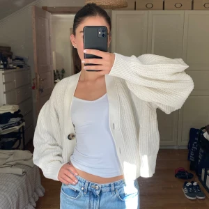 Vit kofta - Vit kofta med ballongliknande armar, fina knappar!