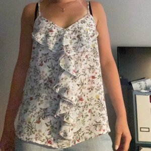 blommigt sommarlinne  - fint vitt sommarlinne med blommmiga detaljer, i väldigt bra skick💗 storlek s men passar även xs 