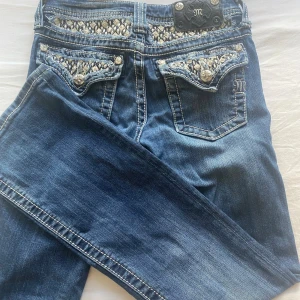 Miss me jeans - Skit snygga boot cut low waist miss me jeans😻😻Osäker på storleken men skulle säga att dem passar någon runt 155-160cm. En liten defekt längst ner på baksidan av vänstra benet men det är inget som någon tänker på när man har dem på sig🥰