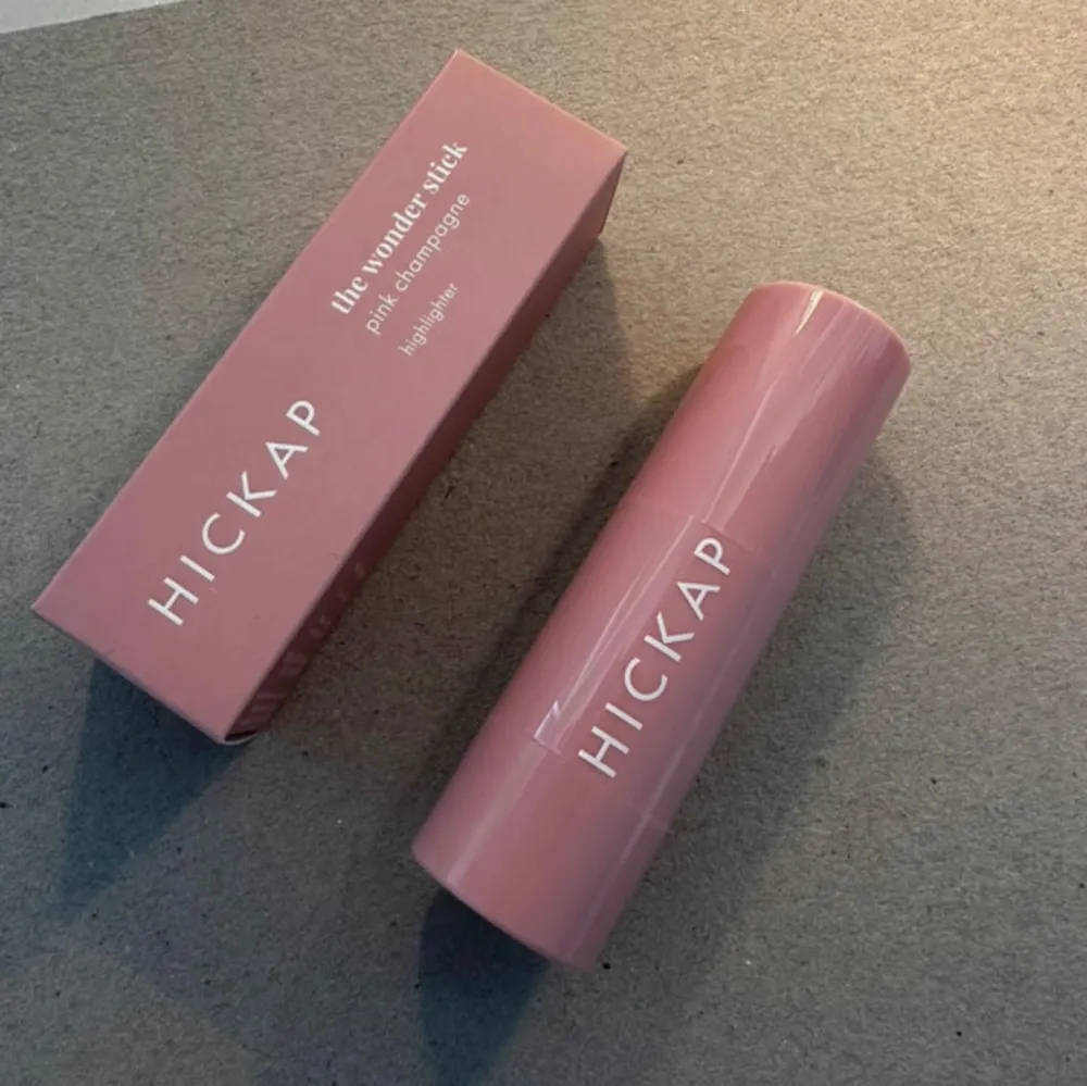 Krämig highlighter stick, helt oöppnad men köpte i fel nyans❤️❤️ Färg: pink champagne💗 Nypris: 219. Skönhet.