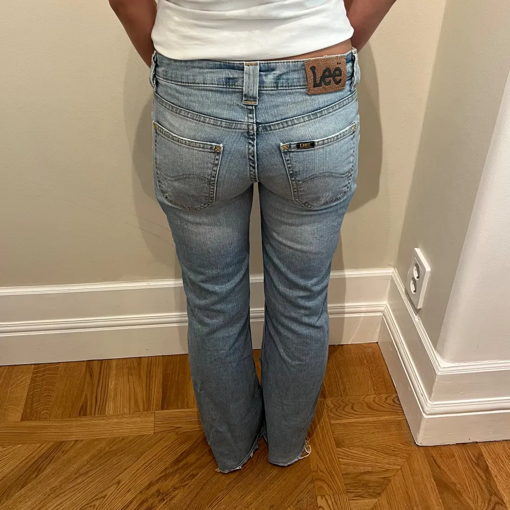 Ljusblå Lee jeans. Storlek: S midjemått: 38x2 cm, innerbenslängden: 75 cm. Modellen på bilden är ca 160 cm. Jeans & Byxor.