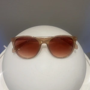 Solglasögon  - Jag säljer nu dessa solglasögon köpta på New Yorker. De är lite rosa-brunaktiga med brun-gult glas. De är i bra skick trots använda för länge sedan, används inte längre. 💕