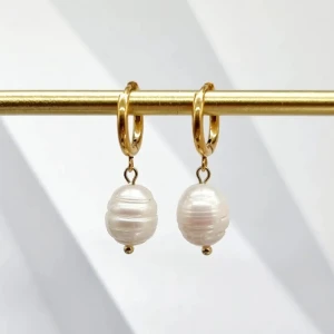 Handgjorda örhängen  - Handgjorda örhängen●Följ :@ekjewelryofficial🤲 ● 💎Material- 100% rostfritt stål och havetpärlor ●Örhängeskrokar -rostfritt stål. Nickel fri. Längd -3cm.Vattentåliga, ändrar inte färgen! Köp för 1st-70kr eller 99kr/paret