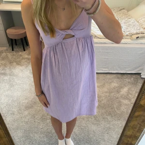 Klänning - Säljer en supersöt klänning då den inte passar. Den är köpt på Nordstrom i USA men är av märket billabong. Nypris är 650 kr. Den är aldrig använd. Klänningen är i storlek S men funkar även för XS🩷