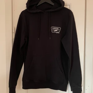 Hoodie från Vans - Svart hoodie från Vans med stort tryck på ryggen samt ett litet tryck fram på bröstet. Stl XS unisex (passat mig som är dam stl M) Trycket är helt