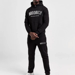 Hoodrich tracksuit - En hoodrich Tracksuit jag köpte på jd sport i Stockholm för lite mindre än 2 månader sen. 9/10 skick de finns inga slitage men den är ju ändå 2 månader gammal därav 9 inte 10. Passar mellan 170-182 och skön på sommaren, skriv vid minsta fundering😉 
