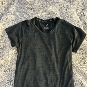 T-shirt  - En träning t-shirt super skön och luftig, i strl L men skulle säga mer att den passar M🌸