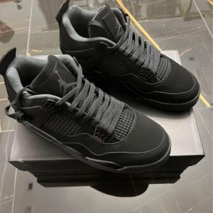 Priset kan diskuteras vid snabb affär  - Hej, säljer ett par Jordans 4 Black Cats som aldrig använts. Box medföljer. Säljer dem pga att dem ej passar. 