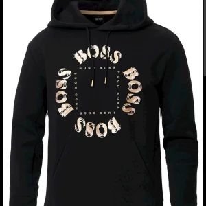 Hugo boss hoodie - Nypris 2200kr!!  Säljer för endast 600kr 9/10 skick då en av metalsakerna längst ut på ett av snörena har ramlat av, annars är det inga slitningar ser helt ny ut. Riktig skön hoodie passar mellan 170-180 väldigt bekväm tröja och eftertraktad.😁😁😁