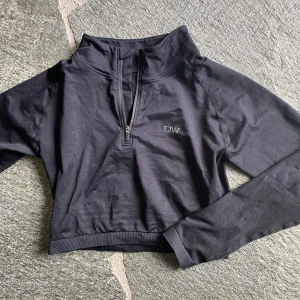 I Can I Will träningströja  - En otrolig svart långärmad träningströja från I Can I Will i nyskick som säljs då den inte används🤍 Storleken på lappen står L men passar även bra på M och S💋