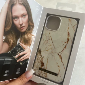 Ideal of Sweden mobilskal  - Säljer ett mobilskal från ideal of Sweden, den har en liten spricka som man ser på bilden, men annars är den i ett bra skick. Skriv priv vid intresse eller funderingar💕