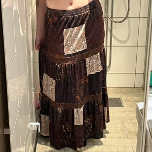 Lång kjol - Bohemisk lång kjol som jag köpte på plick för några år sedan men som tyvärr inte kommit till användning! Sitter bra på mig som är en S men storleken är M! Väldigt stretchig. Nyskick🌼🌙