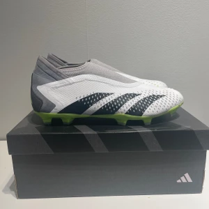 Fotbollsskor - Addidas predator accuracy 3 Laceless Storlek 43 (US 9 1/2) Är i bra skick, använt fåtal gånger  Säljes pga fel storlek  Nypris: 1100kr Säljes för 700kr