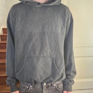 Grå hoddie rue porter - Det här är en riktigt snygg oversized hoddie från rue porter. Den är i en mörkgrå färg och är i bra skick.