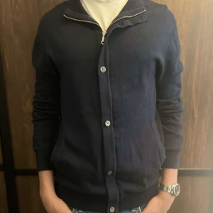 J.Lindeberg Cardigan - Ska nu sälja min J.Lindeberg cardigan då jag slutat använda den! Det är storlek M och tröjan har inga defekter. Hör av dig kring frågor och prisförslag!