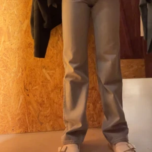 Weekday Jeans💕 - Säljer dessa jeans från weekday i modellen ROWE. Gott skick💕