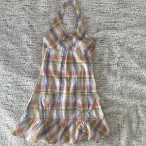 Klänning - Söt halter neck klänning med dragkedja på sidan och justerbar längd på ”nackdelarna”❤️ 