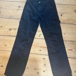Lite Oversized cargo pants - Bra längd men lite stor i midjan
