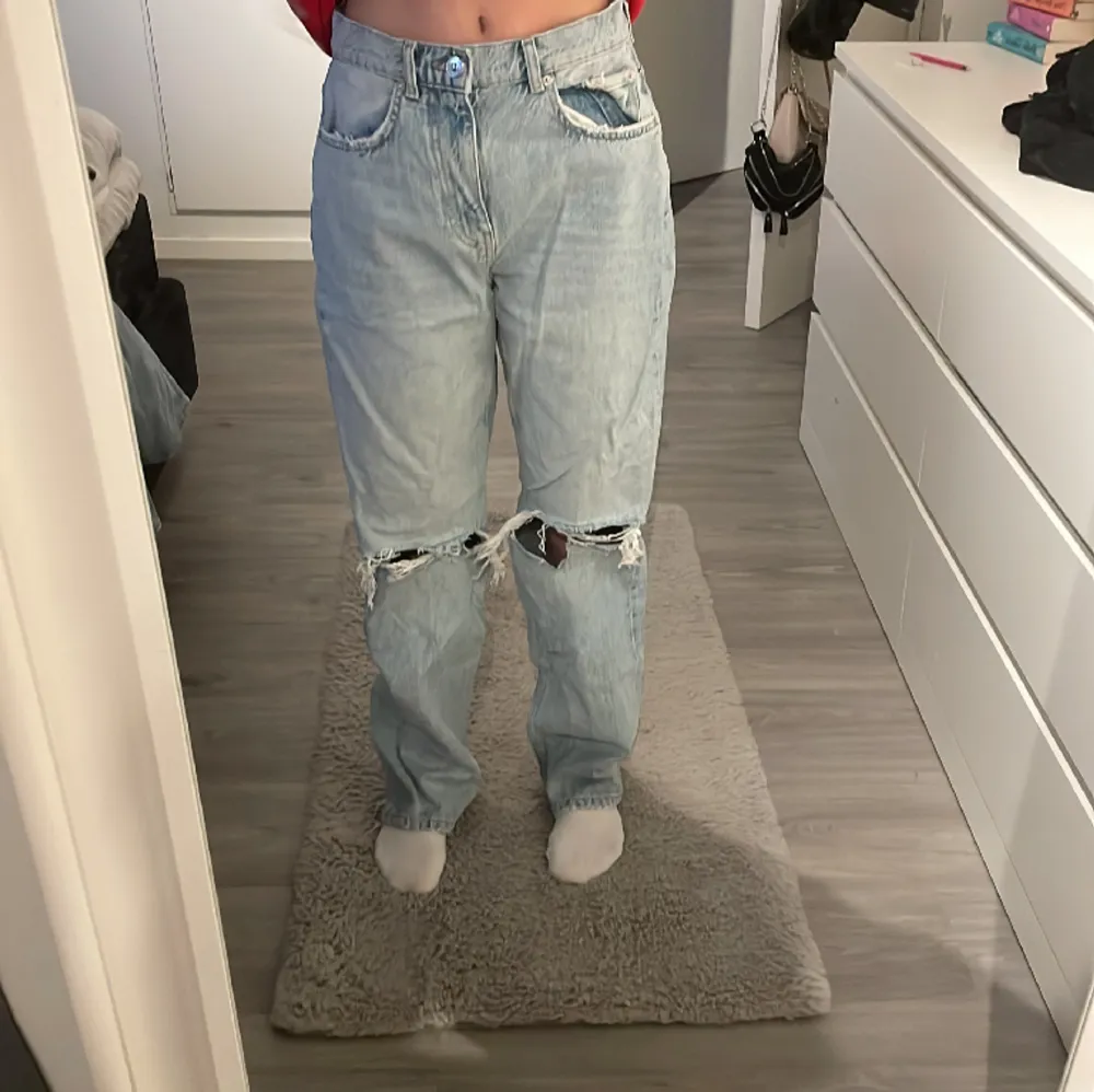 Håliga jeans från Gina, knappt andvända o inga defekter. Baggy o Perfekt länge . Jeans & Byxor.