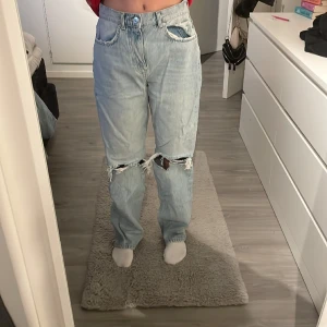 Blåa håliga jeans - Håliga jeans från Gina, knappt andvända o inga defekter. Baggy o Perfekt länge 