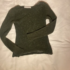 Stickad tröja - En tunn stickad tröja. Inga tecken på användning.💕