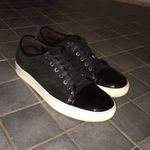 Lanvin skor - Säljer mina svarta lanvin skor i väldigt bra skick då jag har tröttnat lite på dem. Priset går att diskutera!!