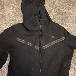 Nike tech fleece - Jag säljer då den inte längre passar eller är min stil. Bra skick