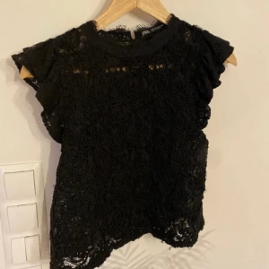 Zara topp - Svart zara topp med spets. Skriv vid intresse och är i storlek S😻