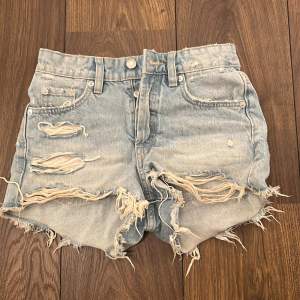 Säljer nu dessa snygga shorts från Zara! Dem är i så snygg ljusblå färg och har slitningar, perfekta till sommaren med andra ord. 🤩
