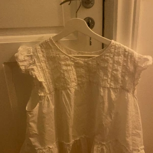 Hm blus - Säljer  denna superfina blus från hm eftersom den är  för stor. Skulle säga att den passar en M, Använd bara en gång . Hör av er vid frågor eller fler bilder