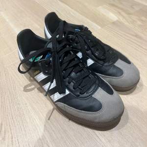 Adidas samba i svart/beige och storlek 37. Passar storlek 37 men något trånga. Skick enligt bilder! 