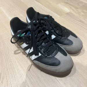 Adidas Samba 37 - Adidas samba i svart/beige och storlek 37. Passar storlek 37 men något trånga. Skick enligt bilder! 